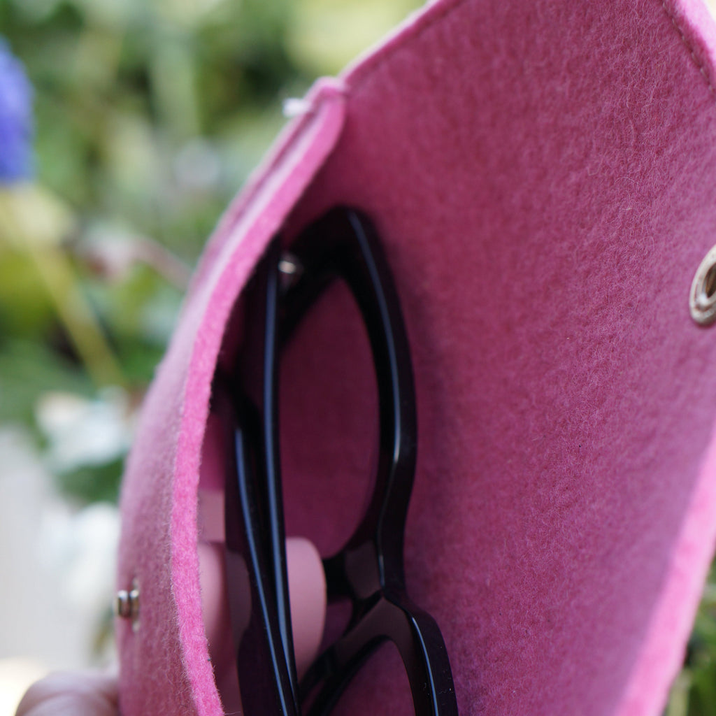 Pink wool felt sunglasses pouch, roze dik wol vilten brillen hoes. studio rowold handgemaakt in Nederland, handmade in amsterdam